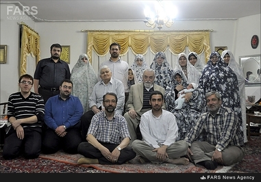 13. حبیب‌الله عسگراولادی در کنار همسر و سایر اعضای خانواده و اقوام