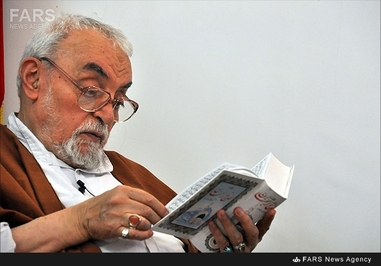 14- حبیب‌الله عسگر اولادی در حال تفسیر یکی از ادعیه ماه مبارک رمضان