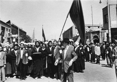 5-پیشتازی شهید سیدحسین امامی در راهپیمایی اعتراضی علیه عبدالحسین هژیر، از منزل آیتالله کاشانی تا مجلس شورای ملی وقت