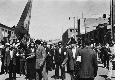 6- پیشتازی شهید سیدحسین امامی در راهپیمایی اعتراضی علیه عبدالحسین هژیر،از منزل آیت الله کاشانی تا مجلس شورای ملی وقت