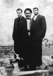 8- شهید سیدحسین امامی در کنار پدر و برادرش در منزل پدری