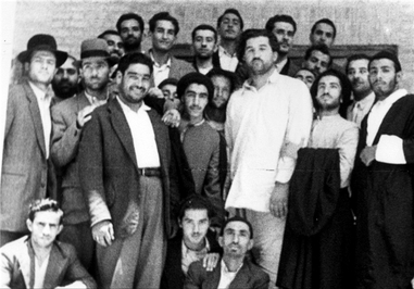 9-شهید سیدحسین امامی در کنار شهیدان: نواب صفوی و سید عبدالحسین واحدی در یکی از اجتماعات ِمنزل آیت الله کاشانی