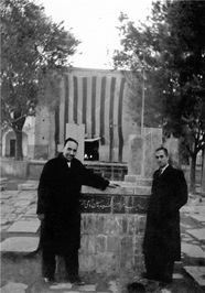 12-بنای اولیه مقبره شهید شهید سیدحسین امامی در قبرستان ابن بابویه شهرری. در تصویر سید مصطفی مترجم مدنی نیز دیده می شود