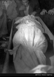 11-پیکر شهید سیدحسین امامی لحظاتی پیش از تدوین در قبرستان ابن بابویه شهرری