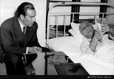 1- دکتر حسین فاطمی در کنار دکتر مصدق در دوران زمامداری وی