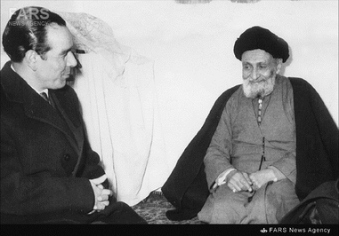 2- دکتر حسین فاطمی در کنار آیتالله سید ابوالقاسم کاشانی