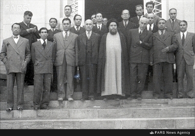 3-دکتر حسین فاطمی در جمع اعضای اولیه جبهه ملی ایران در برابر کاخ مرمر