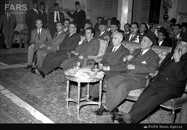 4- دکتر حسین فاطمی در کنار دکتر مصدق در سفر به آمریکا