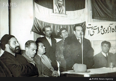 5- دکتر حسین فاطمی در حال سخنرانی در کلوپ حزب زحمتکشان.در تصویر حسین مکی و شمس قنات آبادی دیده می شوند