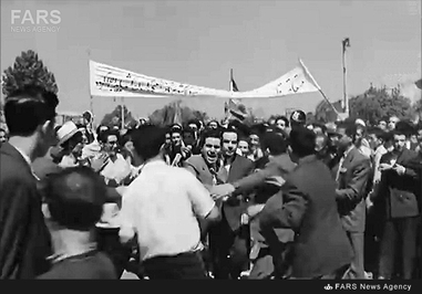 9- دکتر حسین فاطمی در خلال یکی از تجمعات دوران نهضت ملی در برابر مجلس