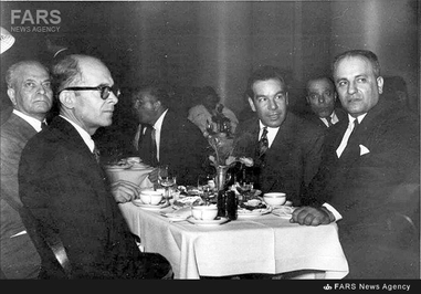 10- دکتر حسین فاطمی در کنار دکتر سید علی شایگان و تنی چند از اطرافیان در دوران نهضت ملی