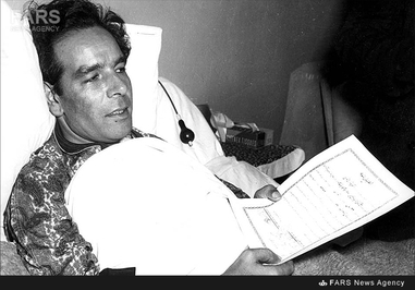 11- دکتر حسین فاطمی پس از ترور بر مزار محمد مسعود در بیمارستان