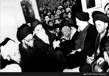 2. آیتالله سید مرتضی پسندیده در کنار امام خمینی پس از آزادی ایشان. در تصویر شهیدان آیت الله قاضی طباطبایی و آیت الله حسین غفاری دیده میشوند. - 1343