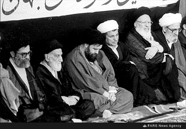 9.دانشگاه تهران، آیت الله سید مرتضی پسندیده در کنار رهبر معظم انقلاب در مراسم ترحیم امام خمینی - 1368