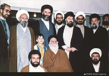 11- آیتالله سید مرتضی پسندیده در کنار حجج اسلام: حاج سید احمد خمینی،شیخ حسن صانعی، سید محمود مرعشی نجفی و شیخ محمدعلی رحمانی