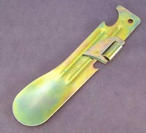 یک وسیله چندکاره: قوطی باز کن، کنسرو بازکن و قاشق. پس مثل ابزارهای چندکاره نیست که از چاقو تا پیچ‌گوشتی داشته باشد؛ بلکه طراحی آن صرفا برای باز کردن قوطی‌ها و خوردن محتویات است. این وسیله برای نیروهای دفاعی استرالیا طراحی شده بود. 