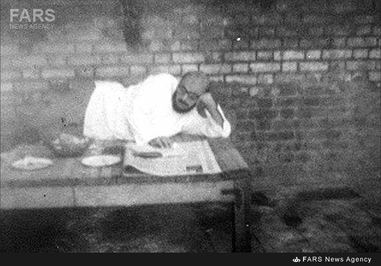 علامه محمدتقی جعفری به کار مطالعه روزنامه در منزل شخصی