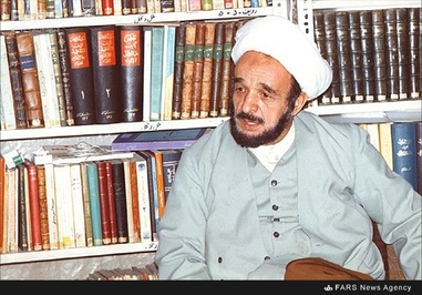 علامه جعفری در حاشیه یکی از جلسات تدریس در کتابخانه منزل شخصی