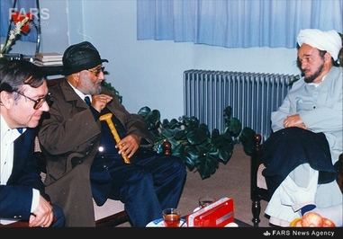 علامه جعفری در گفت‌وگو با پروفسور عبدالسلام. دکتر مهدی گلشنی نیز در تصویر دیده می‌شود