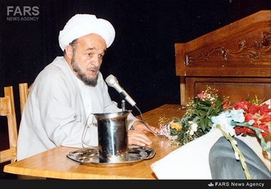 علامه جعفری در حال سخنرانی در یکی از محافل دانشگاهی