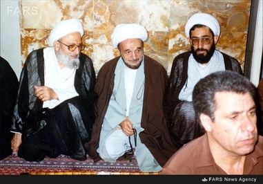 علامه جعفری در کنار آیت الله مهدوی کنی در مراسم ترحیم یکی از شهدای دانشگاه امام صادق(ع)