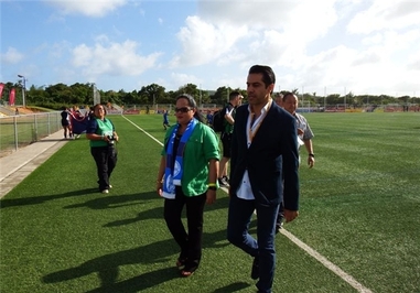 پیروانی در کنار فرماندار پایتخت گوام