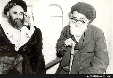 3- آیتالله العظمی مرعشی نجفی در کنار آیتالله سیدرضا فیروز آبادی در بیمارستان ایشان در شهر ری