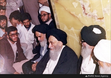 5.قم، آیتالله العظمی مرعشی نجفی در کنار امام خمینی و آیتالله العظمی گلپایگانی - 1358