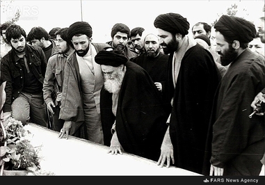 7.بهشت زهرای تهران،آیتاللهالعظمی مرعشی نجفی در حال قرائت فاتحه بر مزار آیت الله طالقانی - 1358