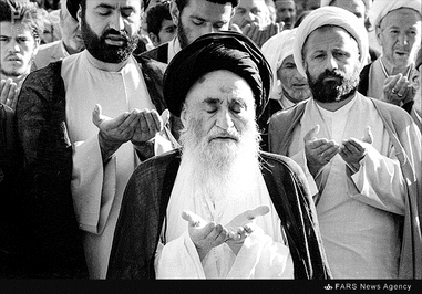 10- آیتالله العظمی مرعشی نجفی در حال اقامه نماز جماعت در حرم حضرت معصومه(س)