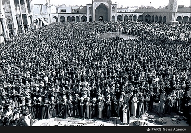 11-نمایی از نماز جماعت پرشکوه آیتالله العظمی مرعشی نجفی در حرم حضرت معصومه(س)