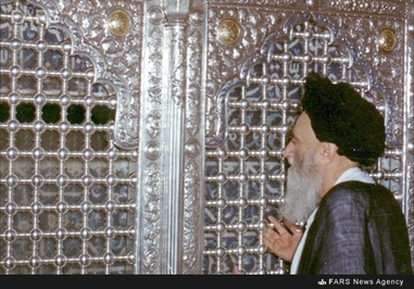 12-  آیتالله العظمی مرعشی نجفی در حال زیارت مرقد مطهر حضرت معصومه(س)