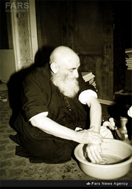 14- آیت الله العظمی مرعشی نجفی در حال وضو ساختن برای نماز، در واپسین روزهای حیات