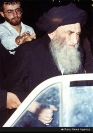 15- آیت الله العظمی مرعشی نجفی پس از اقامه واپسین نماز جماعت مغرب وعشا در حرم حضرت معصومه(س)