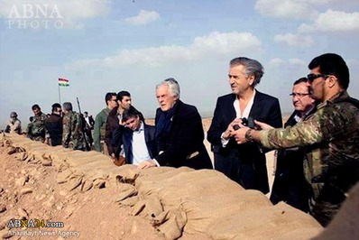 هنری در کنار نیروهای پیشمرگه‌ ــ سنجار