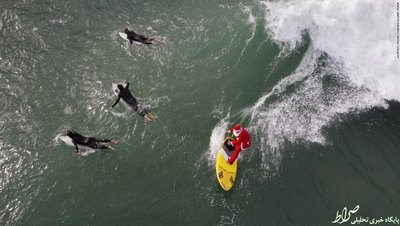 ونیز-ایتالیا/ بابانوئل در شمال غربی بندر موج سواری می‌کند.