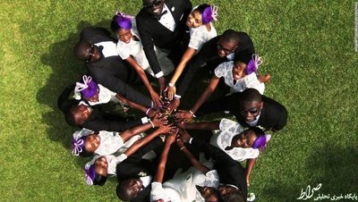 گروهی از عروس و دامادهای کنیایی که در یک روز مراسم ازدواج برگزار کرده‌اند