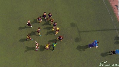  جمعی از بچه مدرسه‌ای‌ها در یونان برای فوتبال دور یکدیگر جمع شده‌اند.