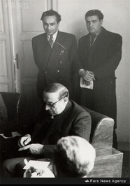 1- رضا سجادی (نفر اول،ایستاده از راست) پشت سراحمد قوام مشهور به قوام السلطنه