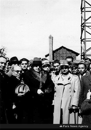  2- رضا سجادی پشت سر احمد قوام  در بازگشت وی از سفر شوروی