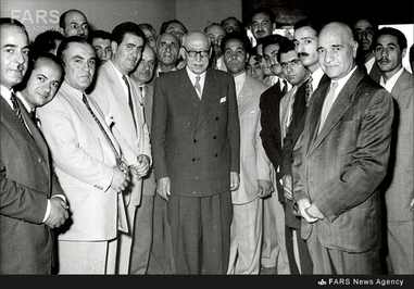 3- تیر1331،رضا سجادی درکنار احمد قوام پس از دریافت حکم نخست وزیری. عبدالقدیر آزاد نیز در تصویر دیده می‌شود