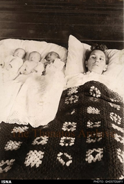 مادر فوت‌شده در کنار سه‌قلوهایش، نزدیک‌ترین نوزاد به مادر به‌نظر زنده است