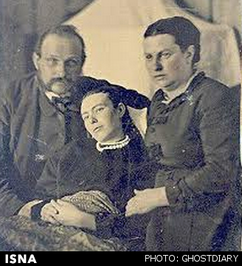 زن جوان در کنار افرادی که ظاهرا والدین او هستند