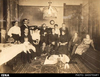 دخترکی تازه درگذشته که فامیل دور او جمع شده و آخرین عکس را ثبت کرده‌اند