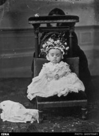 نوزادی با حلقه گلی بر سر