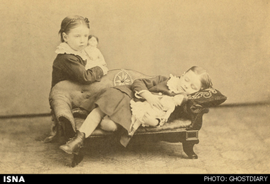 کودکی که با مرده‌ای هم‌سن خودش عکس گرفته