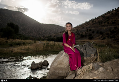 بهنوش ۱۰ سال دارد. او در روستای نشکاش زندگی میکند. بهنوش در اثر انفجار مین و اصابت ترکش، از ناحیه سینه و شکم دچار آسیب شده است.
