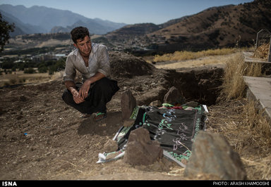 برادر بهزاد بر سر مزار او نشسته است. بهزاد مرداد ماه ۱۳۹۴ هنگام چرای گوسفندان در حوالی روستای لنگریز، در اثر انفجار مین جان خود را از دست داد.