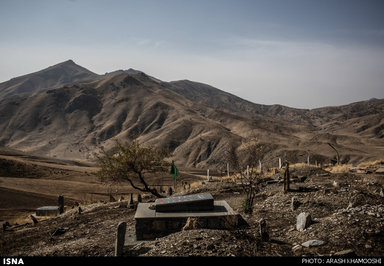 مزار محمد که سال ۱۳۸۷ در اثر انفجار مین جان خود را از دست داد. او در آن هنگام ۸ سال داشت و در روستای بسطام در کردستان زندگی می‌کرد.