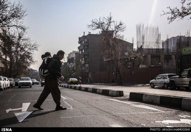 پدر گشین در حال حمل او در بازگشت از بیمارستان است. او به خاطر فقر مالی، سختیهای بسیاری در این مدت متحمل شده است و از سویی امکانات لازم برای درمان گشین، در کردستان ندارند.